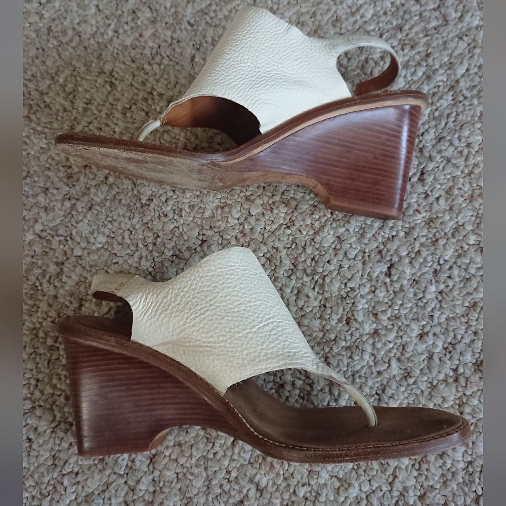 Kors Michael Kors White Wedge leather T strap Sandals size 7.5M